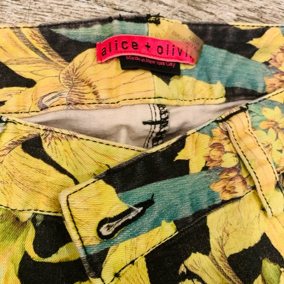 Alice + Olivia Skinny Leg Jeans Black & Yellow Floral Print - Picture 3 of 6